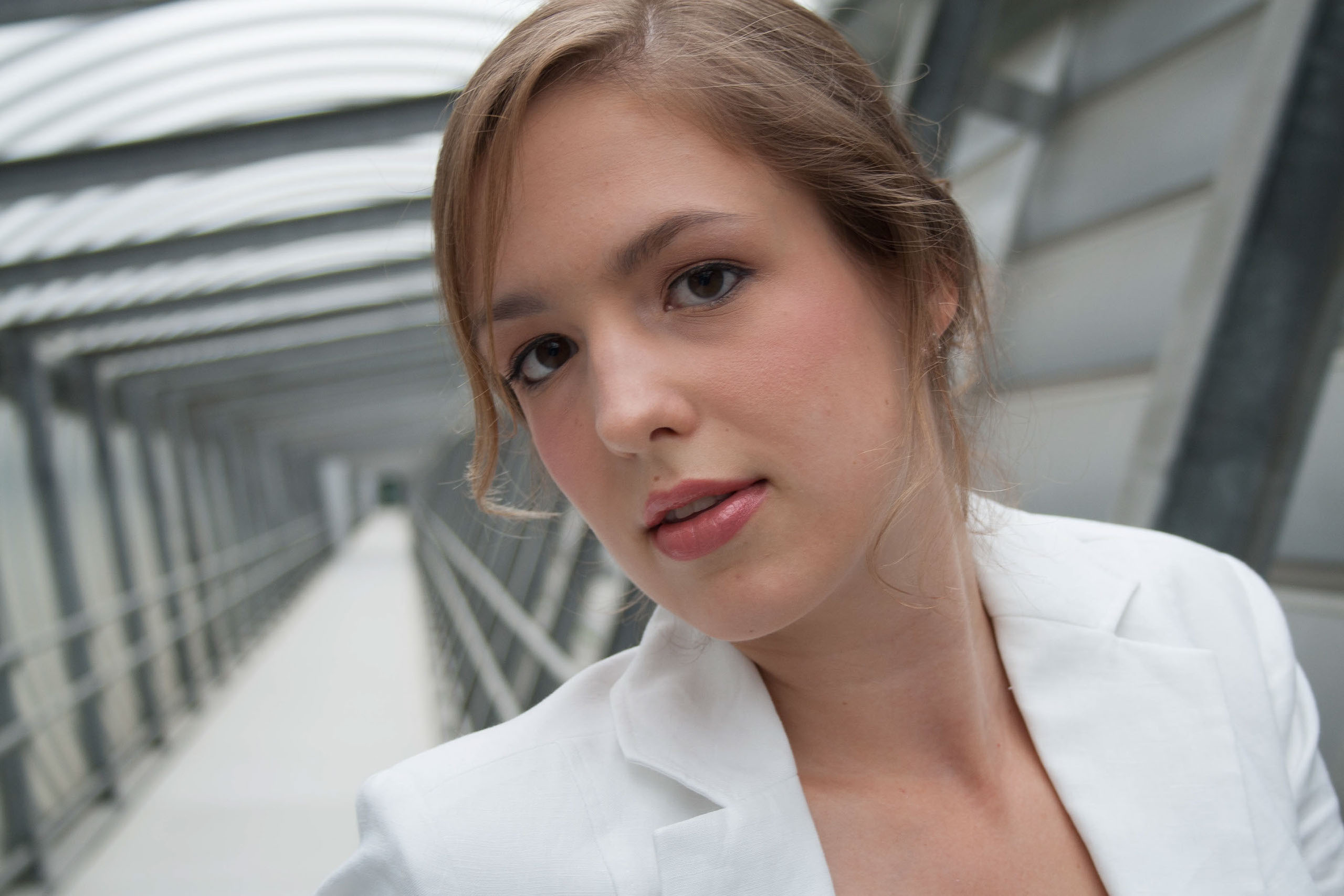 Model-Portrait im Tunnel